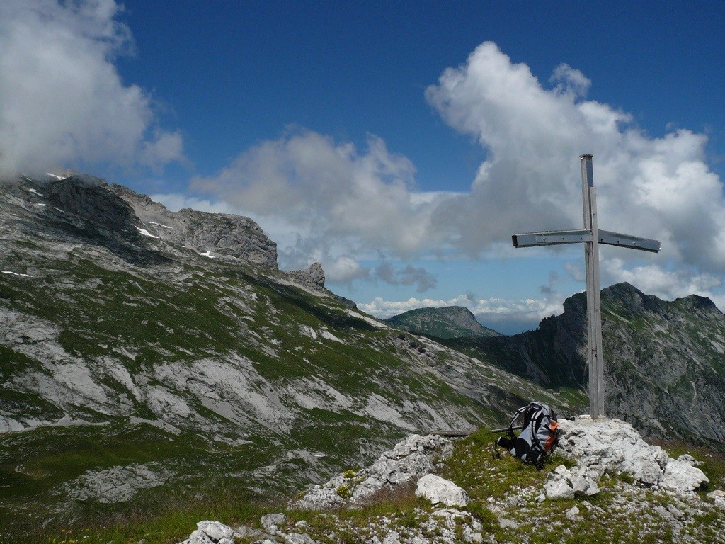 La croix du sommet, face au versant est de la Tournette.