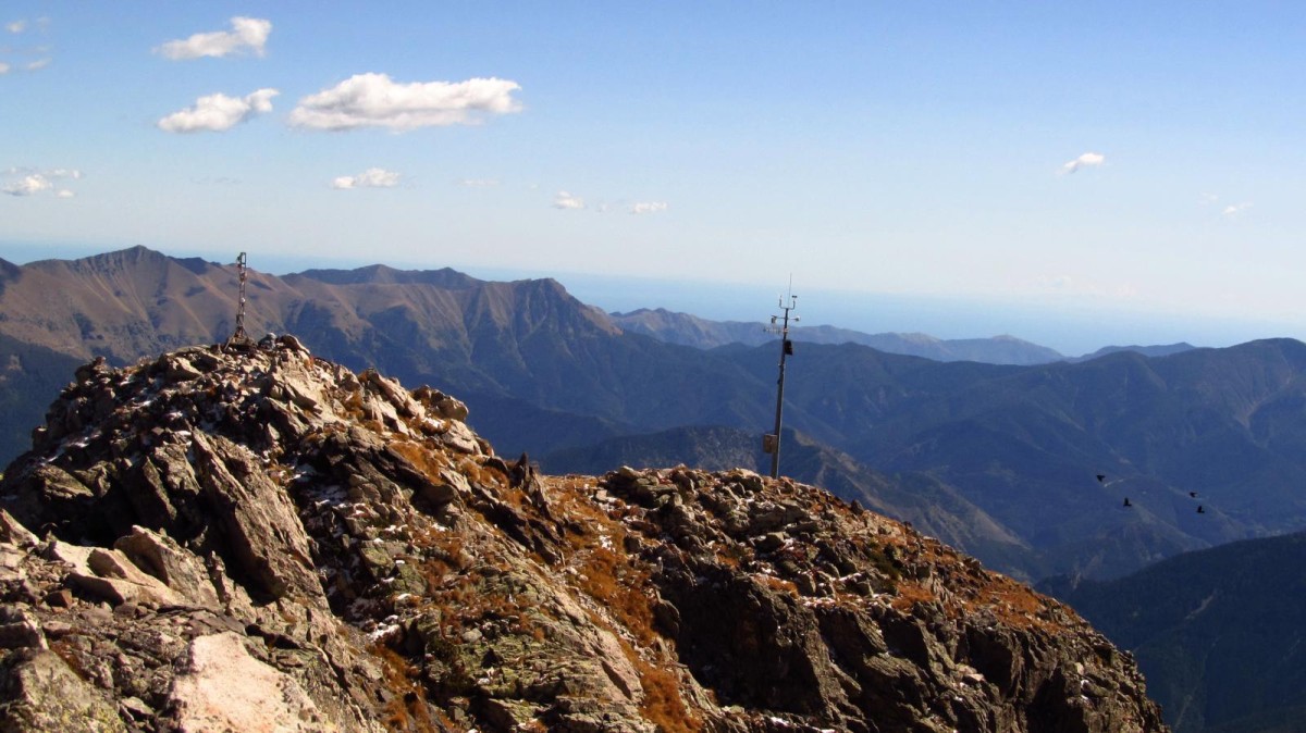 Voir la Méditérannée (et distinguer la Corse) en étant en montagne ... Que demander de plus ?