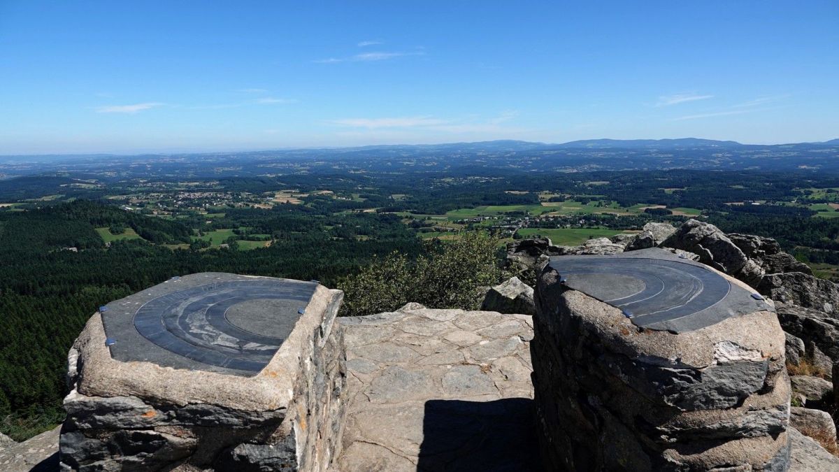 Sommet du pic du Lizieux avec le Pilat en arrière-plan