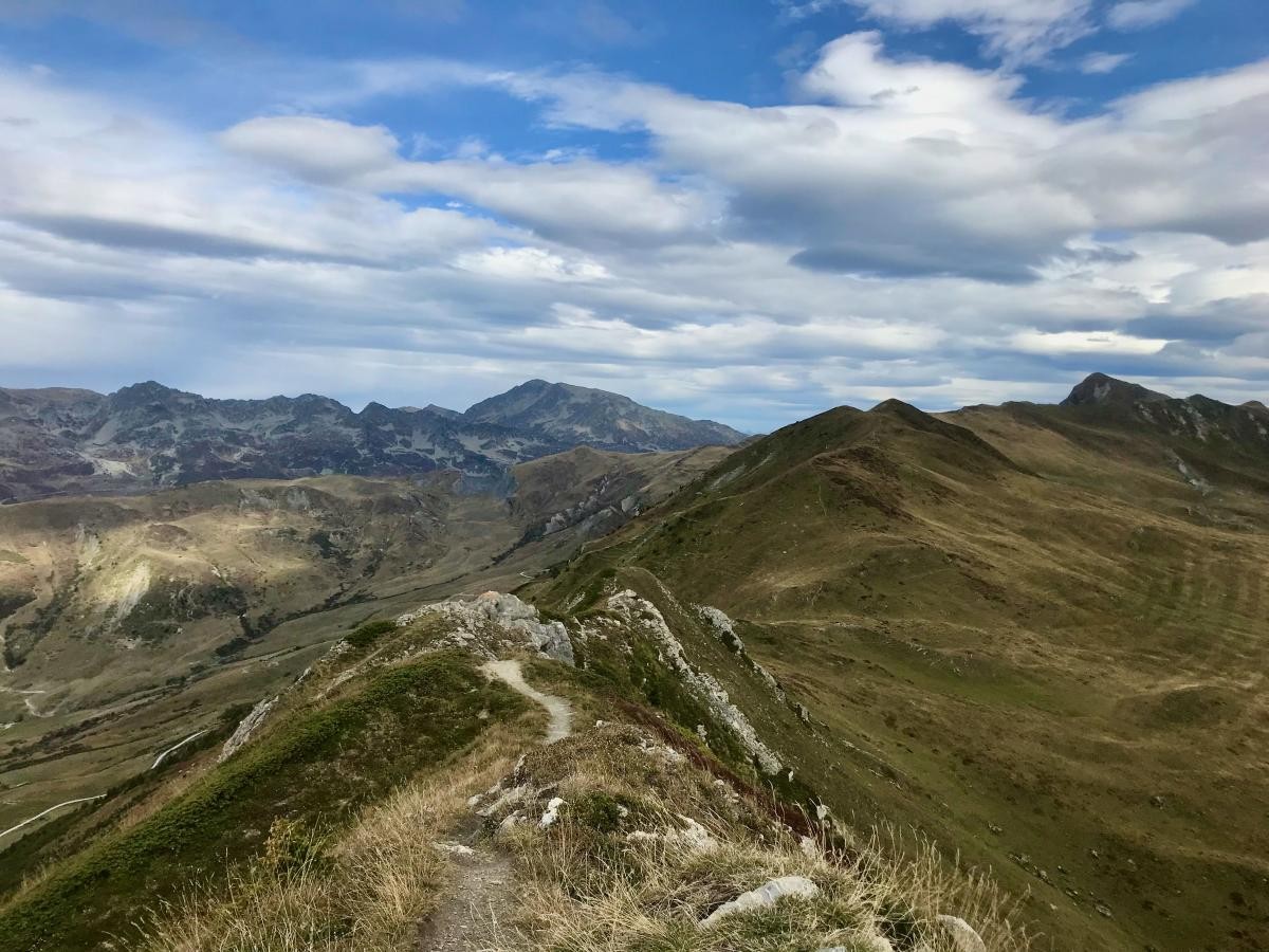 Du Quermoz, la crête se déroule jusqu'à la Pointe du Dzonfié