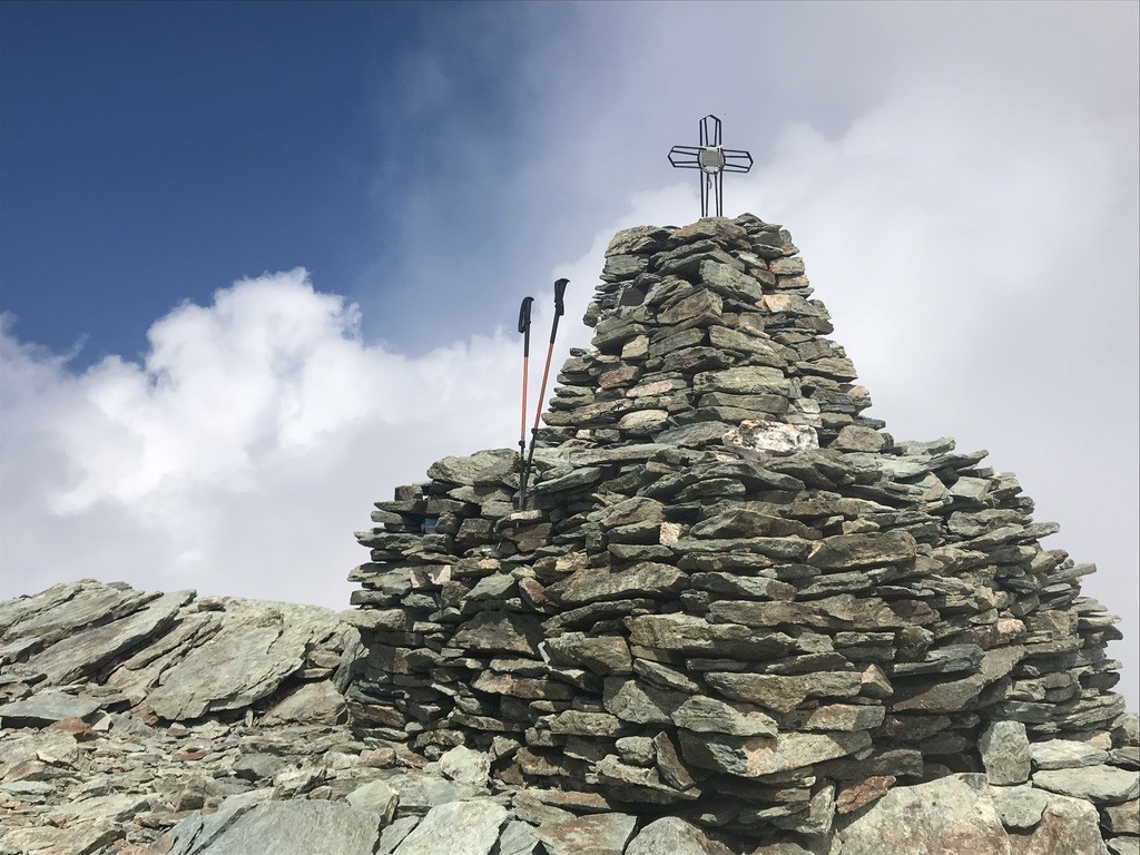 Cairn et Croix au sommet