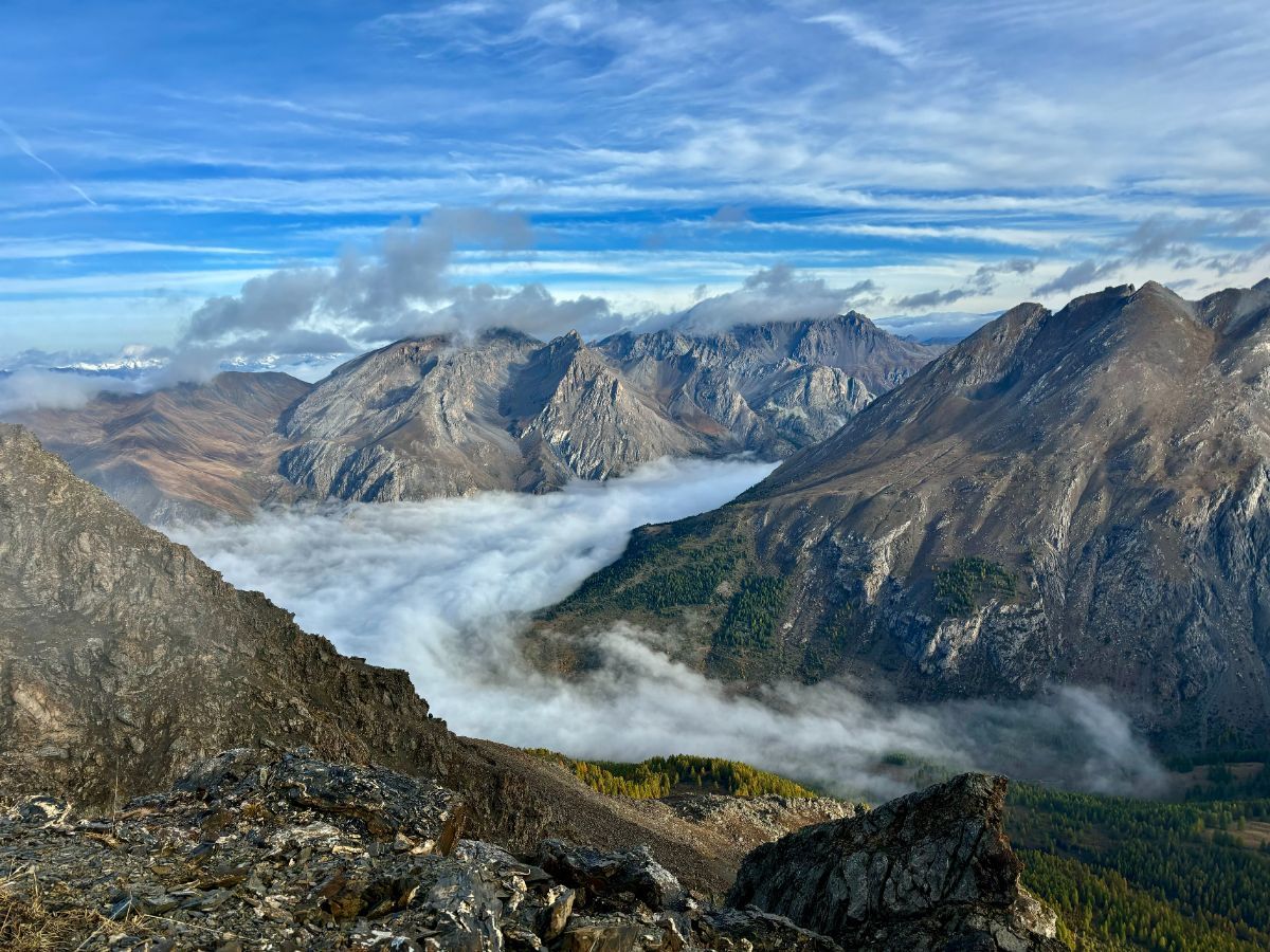 Vue des crêtes sur la mer de nuages qui recouvre le village de Fouillouse 