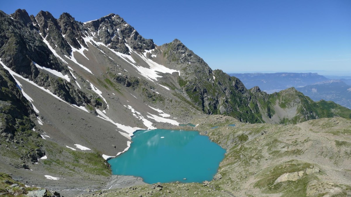 Le Lac Blanc, au pied de la Grande Lance de Domène, vu des abords du Lac 2373.