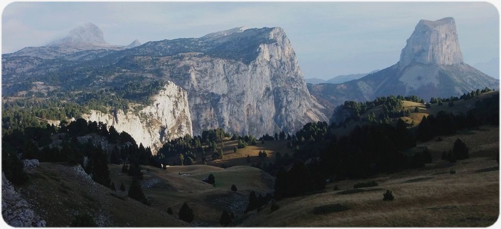 Regard sur le Mont Aiguille, les Rochers du Parquet et le Grand Veymont pointant sa cime.