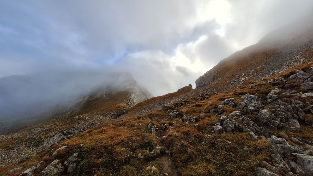 Le brouillard qui serre les Deux Sœurs par le Col.