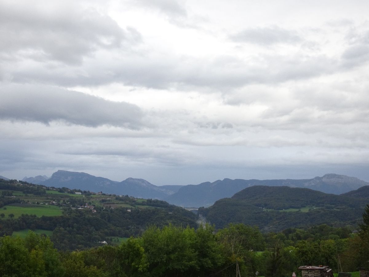 Au loin, le massif des Bornes