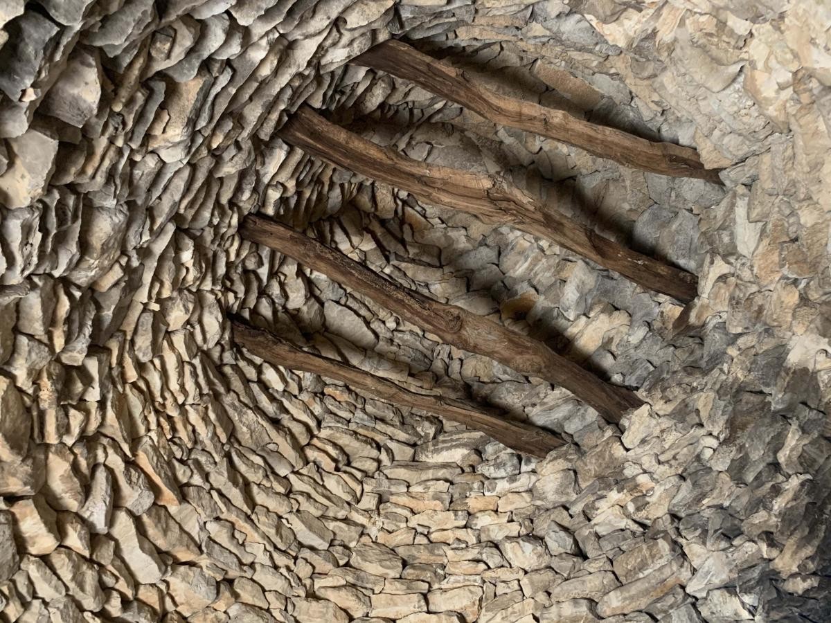 L'intérieur du bòri avec la charpente en bois.