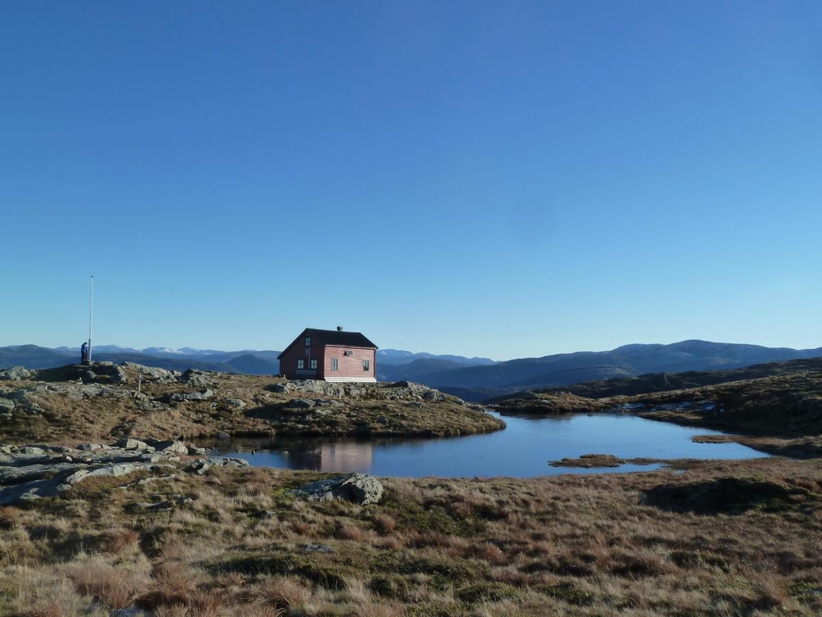 Sur la route de Grønetua, la cabane de Vikinghytten et son étang.