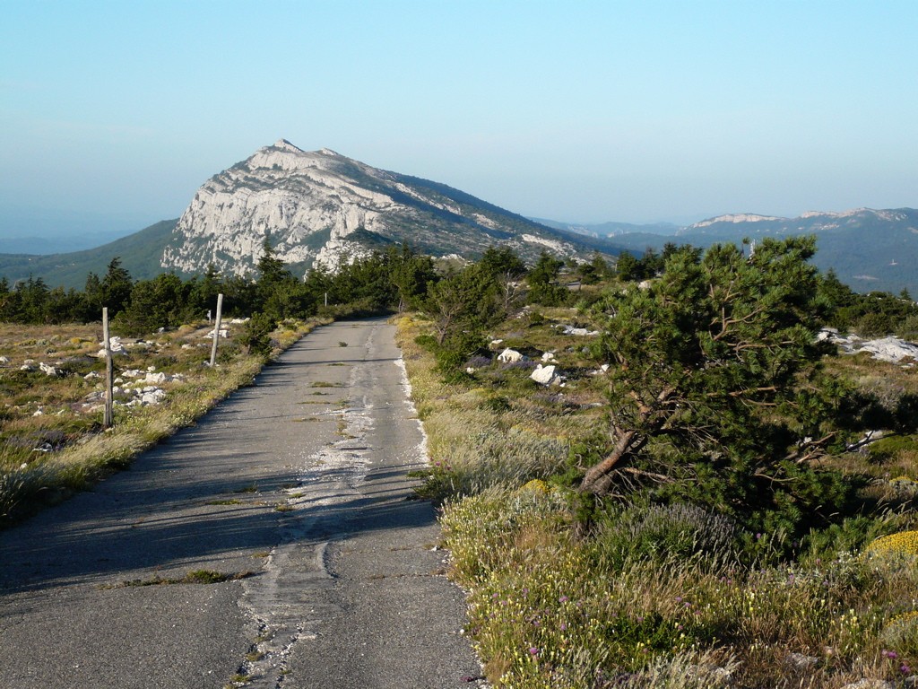 La route des crêtes et la partie est de la Sainte-Baume.