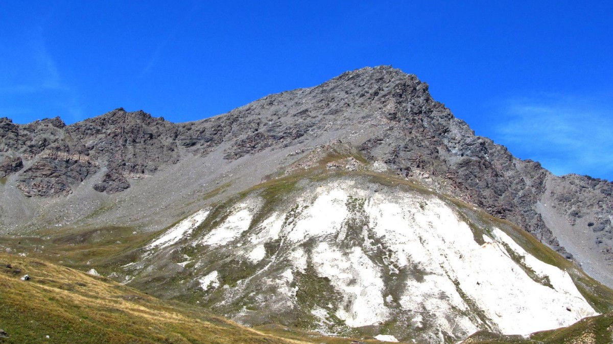 Le Signal du Petit Mont-Cenis sur son curieux socle de roches blanches.