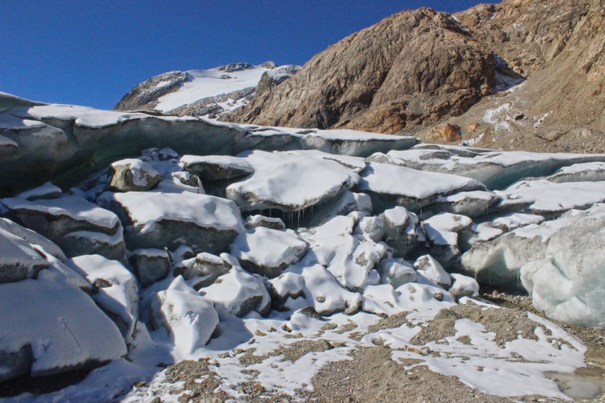 Dans le chaos du glacier en déliquescence 