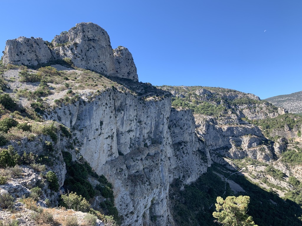 Le Roc de la Bissonne, on aperçoit le sentier de montée.