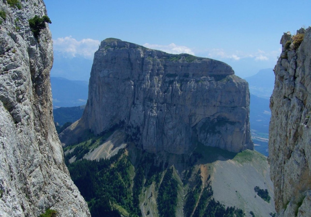 L'un des nombreux points de vue sur le Mont Aiguille, de la crête (et ses failles) des Rochers du Parquet