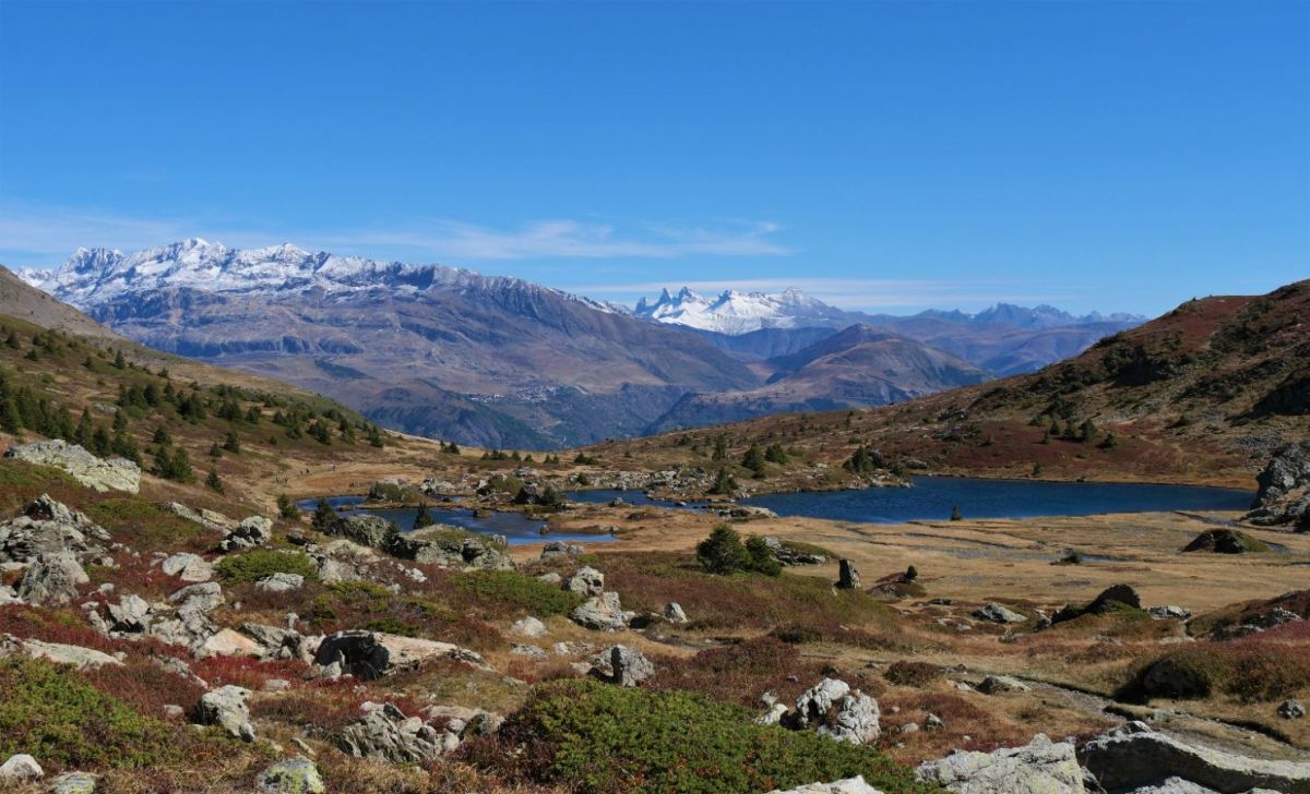 Le Plateau des Lacs sur fond de Grandes Rousses et Aiguilles d'Arves