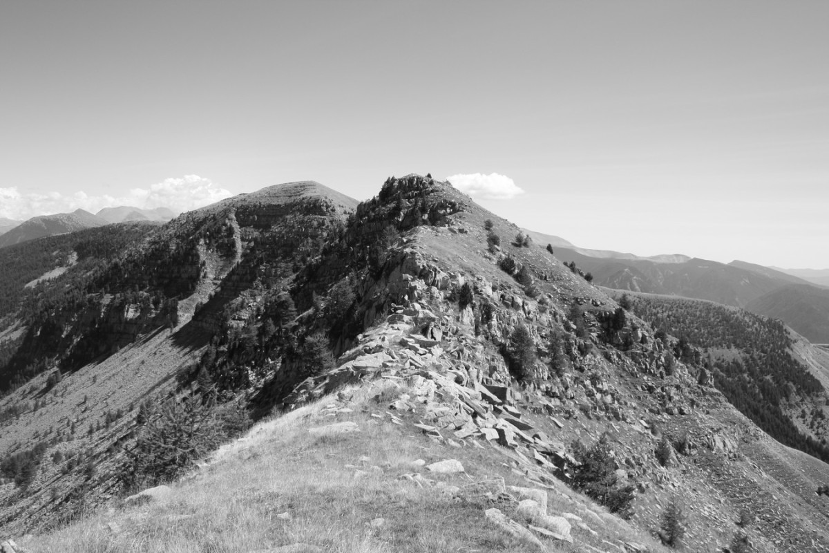 La dorsale rocheuse sur Chalufy. En arrière-plan sur la gauche, le sommet de la Grand Croix. 