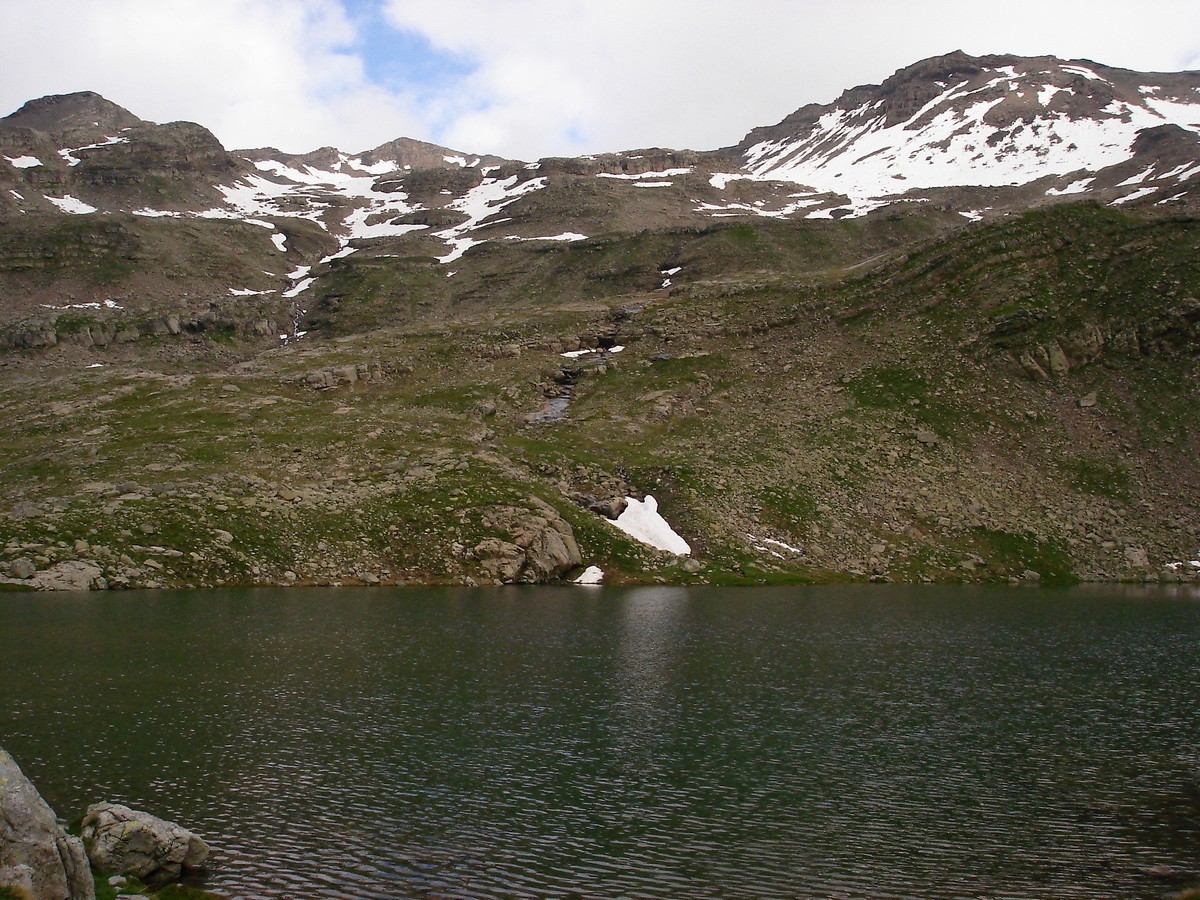 Le Lac des Pisses (2510m) dominé par le Roc Diolon (3071m) et le Grand Pinier (3117m)