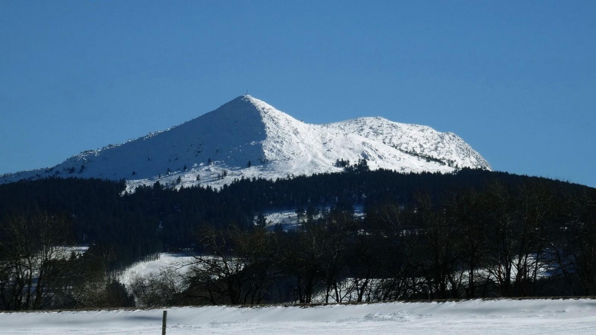 Le mont Mézenc vu du nord.