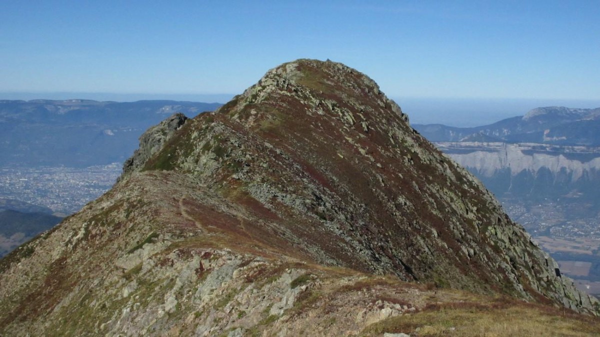 Le sommet de la Petite Lance du Crozet en 'surplomb' au-dessus du Grésivaudan.