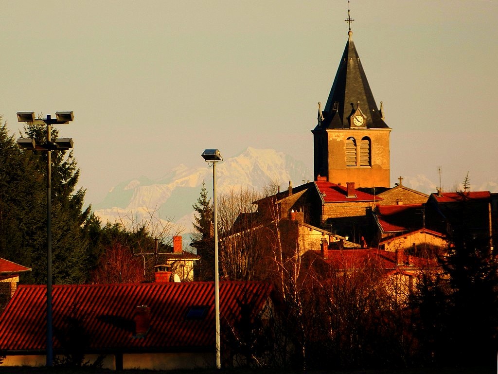 Le village d'Yzeron et le mont Blanc.