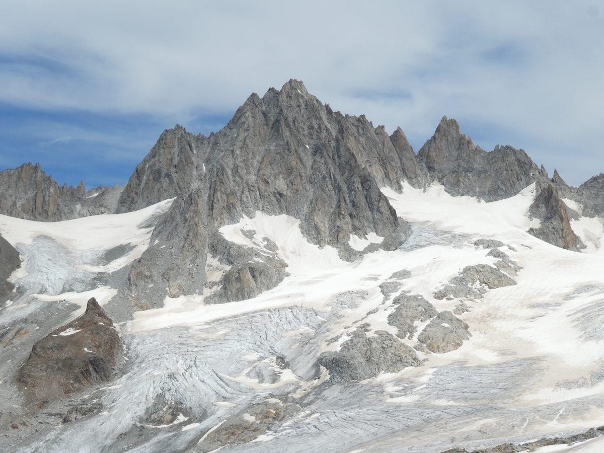 Vue sur le glacier et l'Aiguille du Tour.