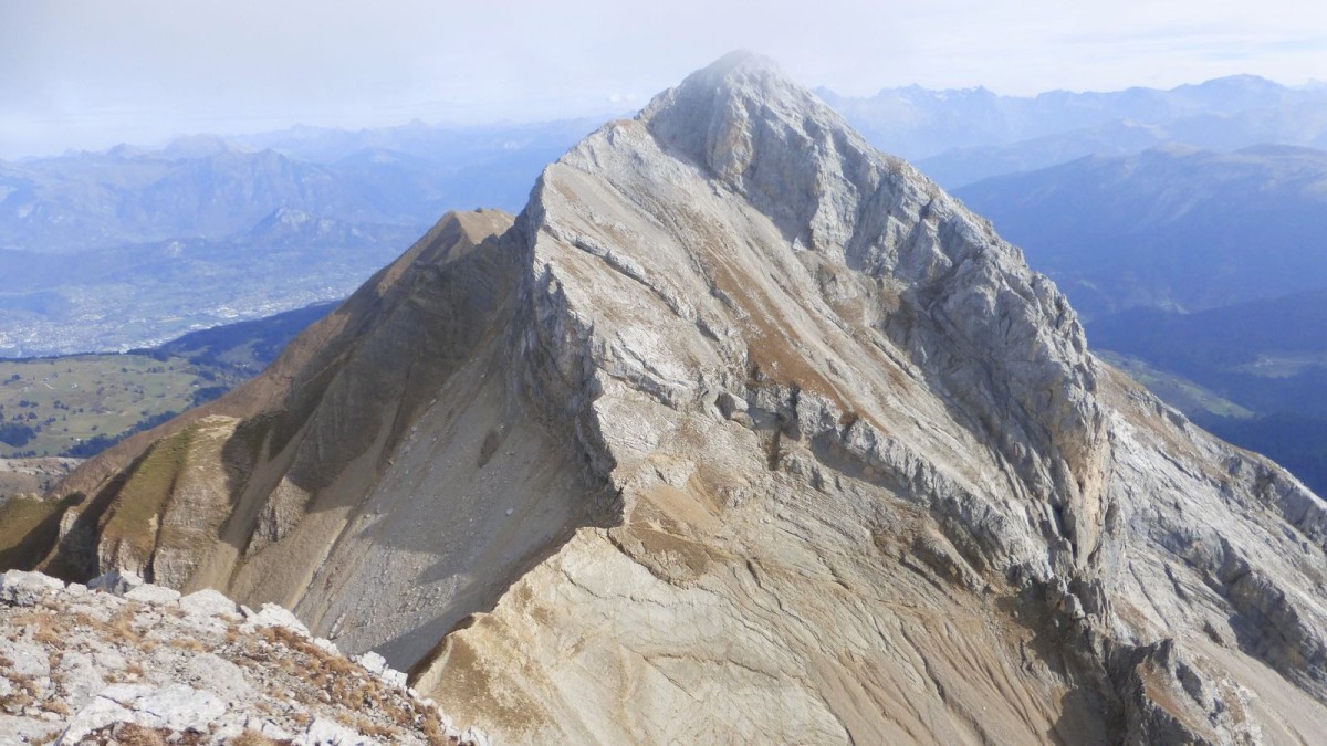 Vue du sommet : la Pointe Blanche, le col du Rasoir
