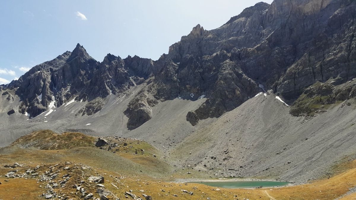 Le lac des Rouites, au pied du pic des Heuvières et des parois de la crête des Veyres