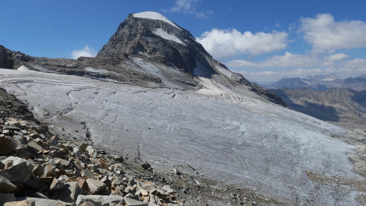 Depuis les pentes d'éboulis de la Tresenta, beau profil du Ciarforon dominant le glacier de Moncorvé