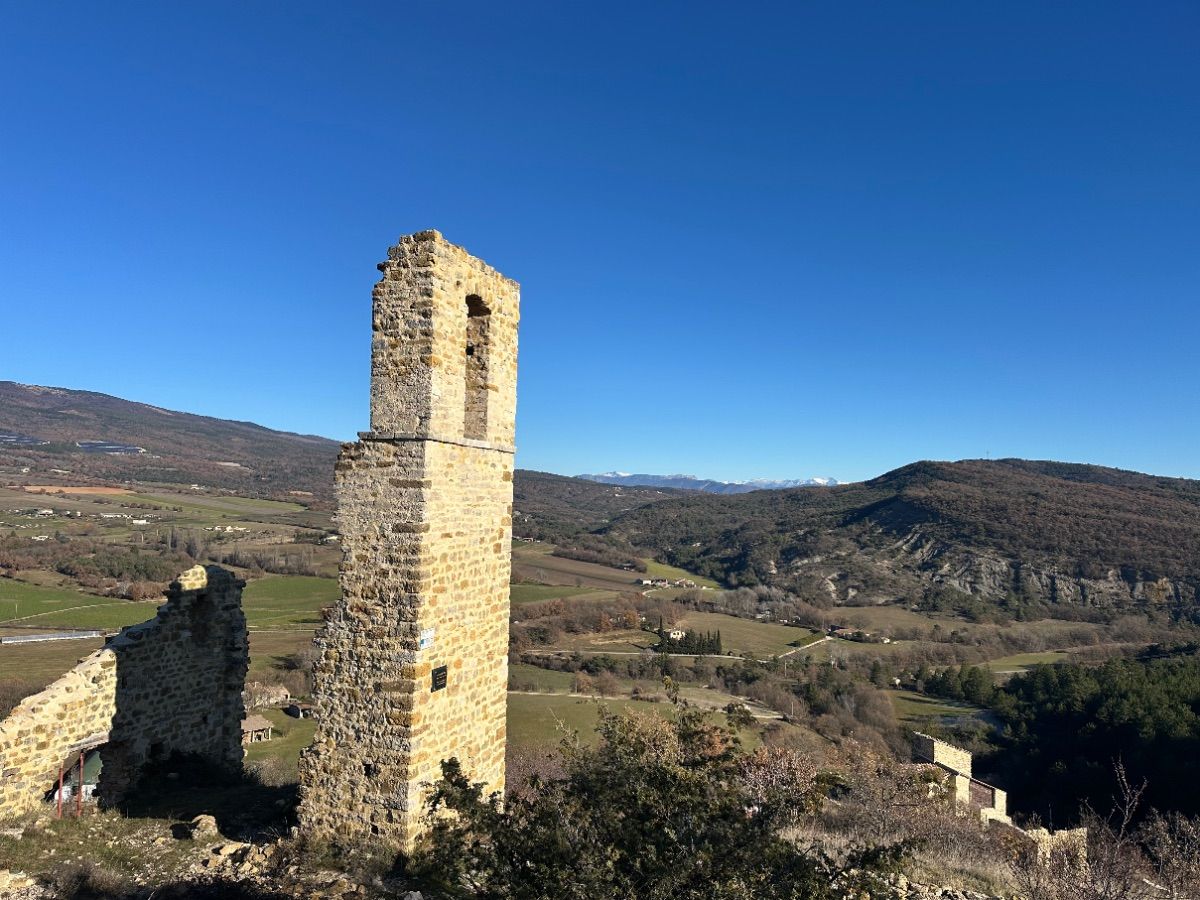 Ruines de l'église St Jacques, en arrière plan la Montagne de la Blanche.