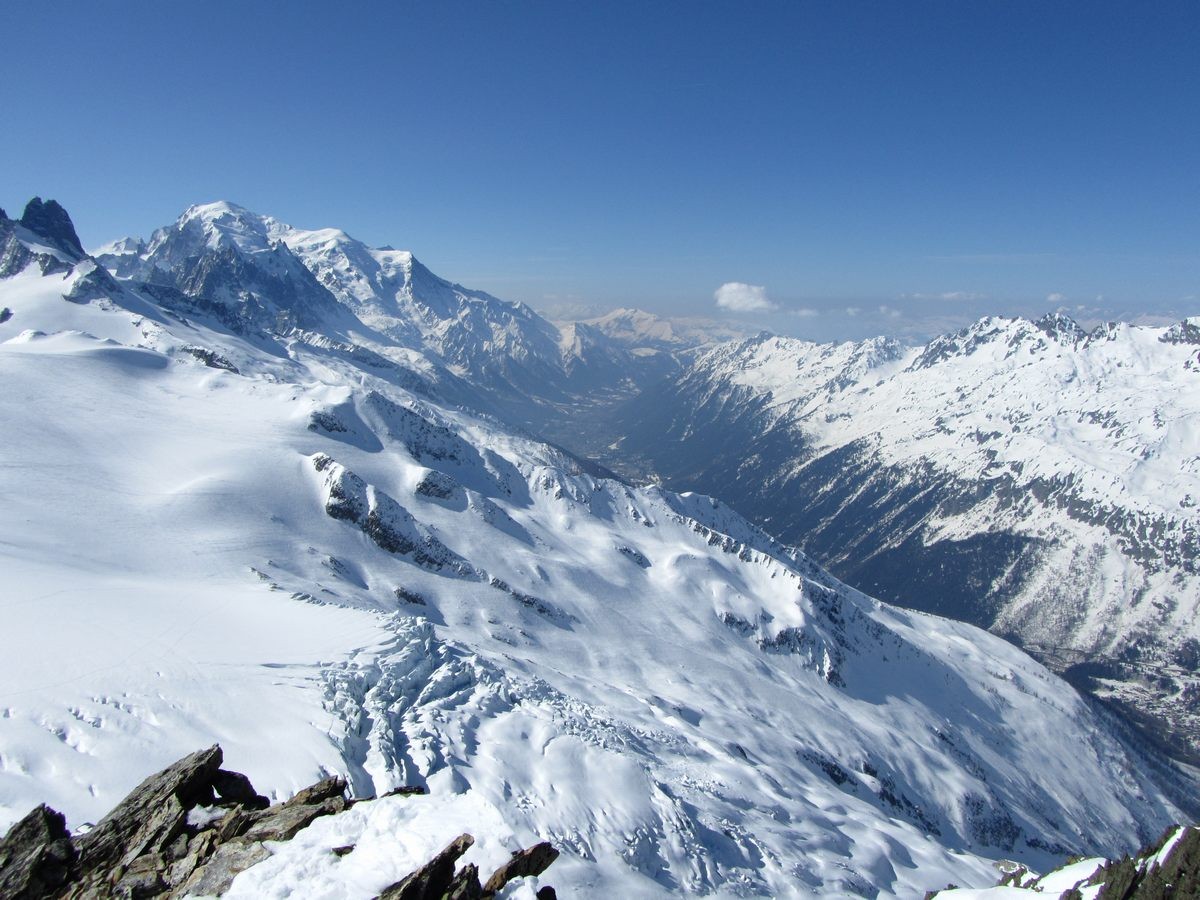 Vue du sommet, le glacier du Tour, la vallée de Chamonix et le Mont Blanc.