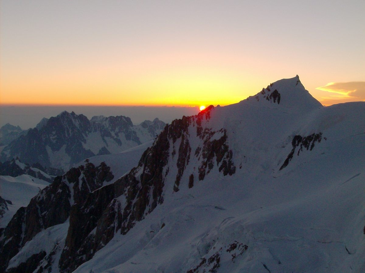 Lever de soleil sur le Mont Blanc du Tacul.
