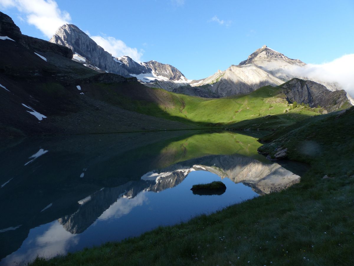 Le Fluhsee en dessus Lenk tôt le matin