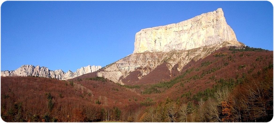 Face est du Mont Aiguille sur fond de Rocher du Parquet.