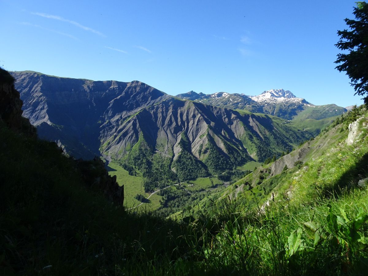 Le Mauvais Pas : à droite, le Col du Glandon