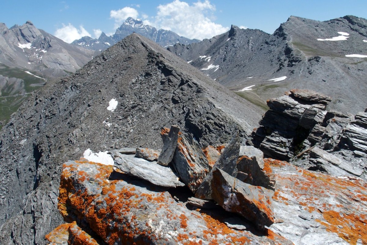 Au sommet 2951m, avec à droite le début de l'itinéraire (Punta dell'Alp et Pic de Caramantran) et au centre, la fin avec le sommet 2962m et le col de Chamoussière