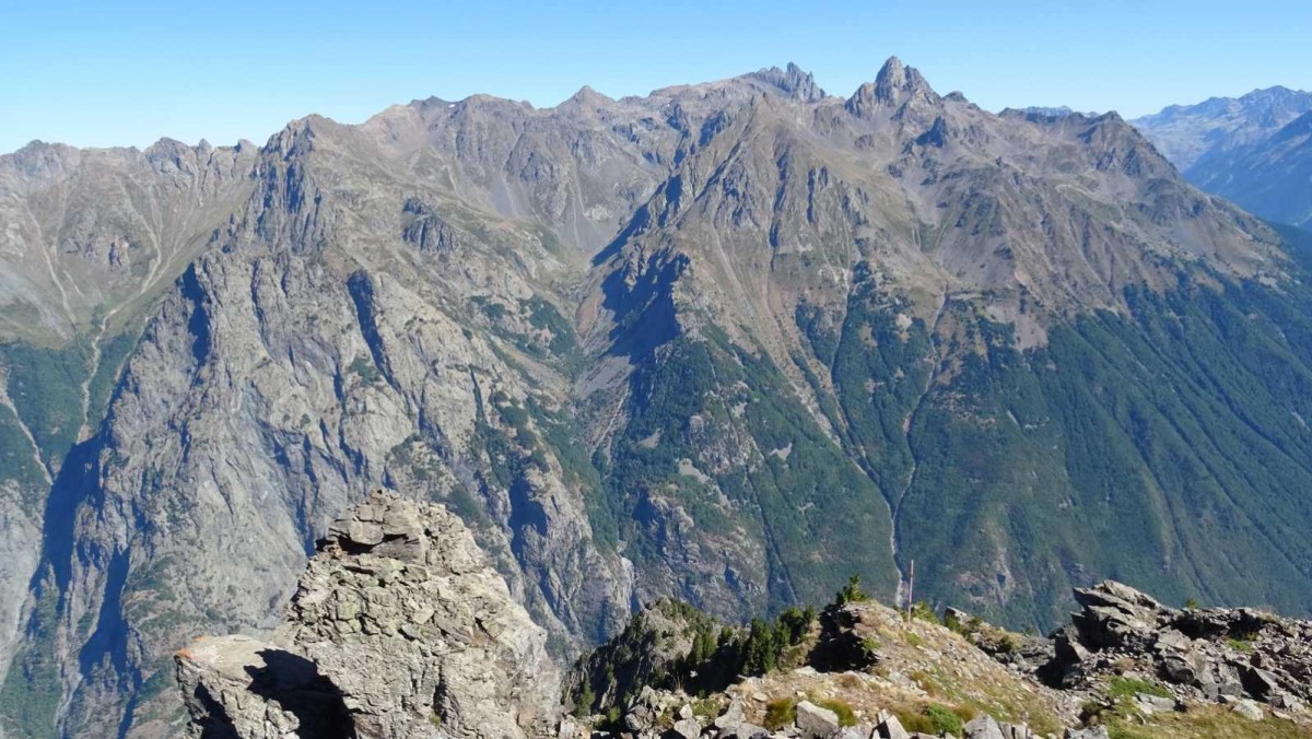 Au nord ce sont tous les versants sud de Belledonne qui dévoilent leurs recoins privés, et où la Grande Lance d’Allemont et le Grand Pic tangentent les 3000 mètres.