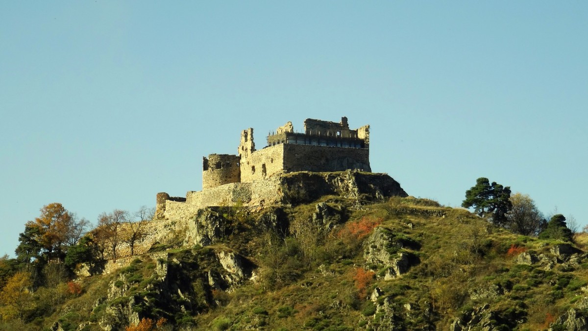 Le château de Beaufort qui surplombe Goudet et la Loire.