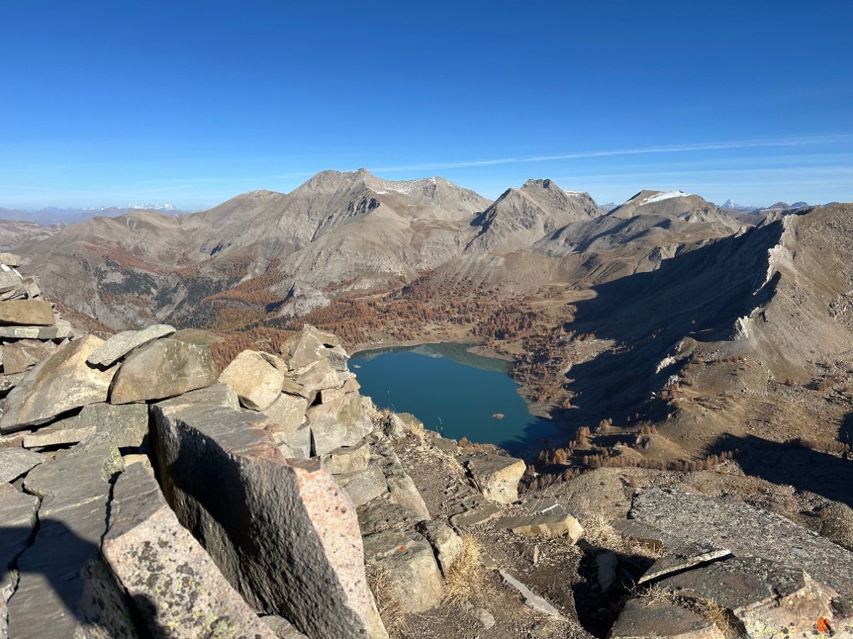 Le Lac d’Allos du sommet.