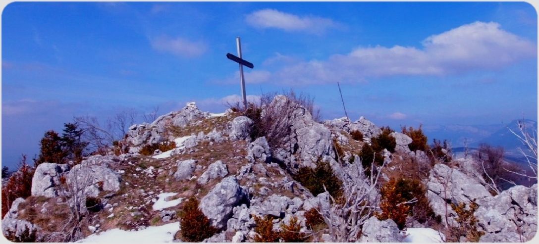 La croix sur la crête de la Roche des Arnauds.