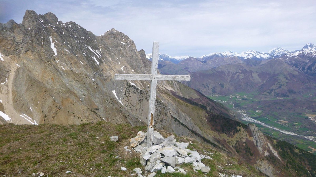 La croix de Queyrière, face à la montagne de Faraut et notamment le pic Pierroux.