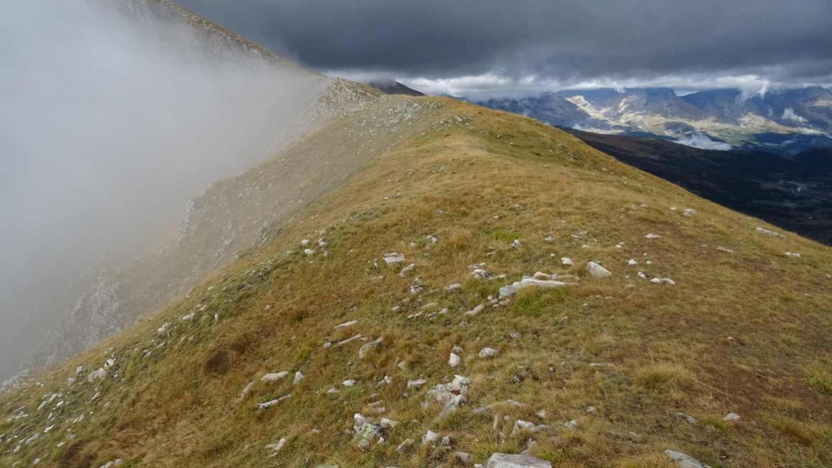 En montant sur la crête de la Plane, les nuées côté sud et le plafond de nuages sombres sur le Dévoluy ne laissent rien présager de bon.