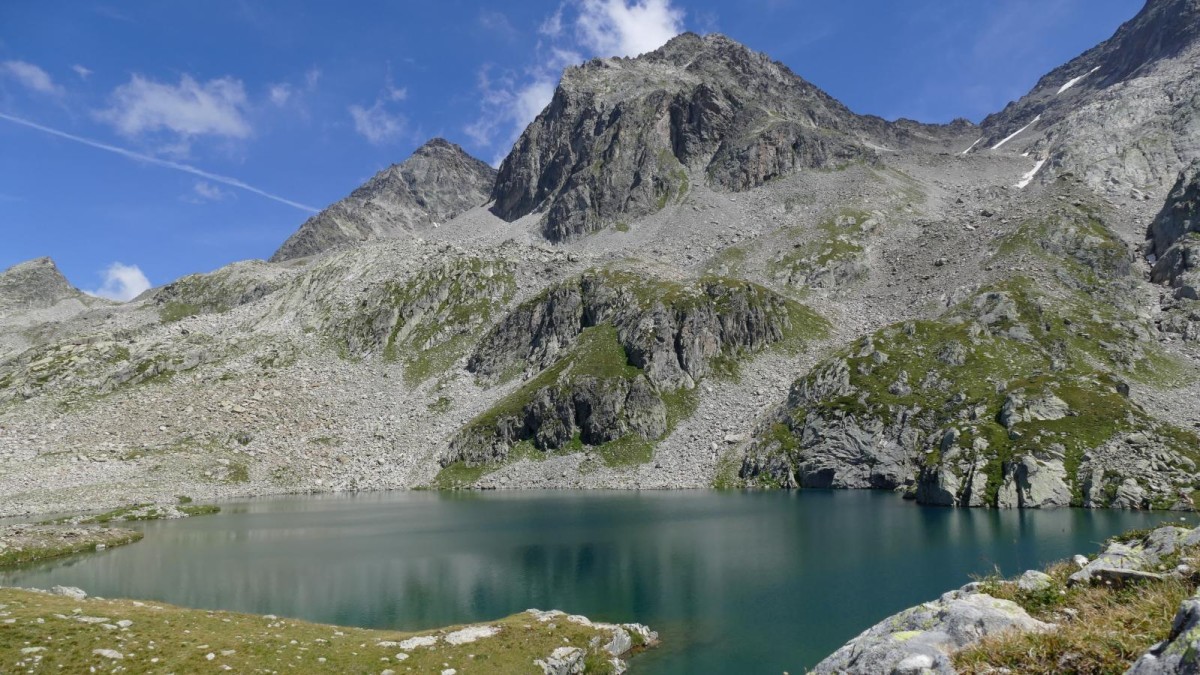 Le magnifique Lac Blanc surmonté du Rocher Badon, du Rocher Blanc avec sur sa droite le Col de l'Amiante.
