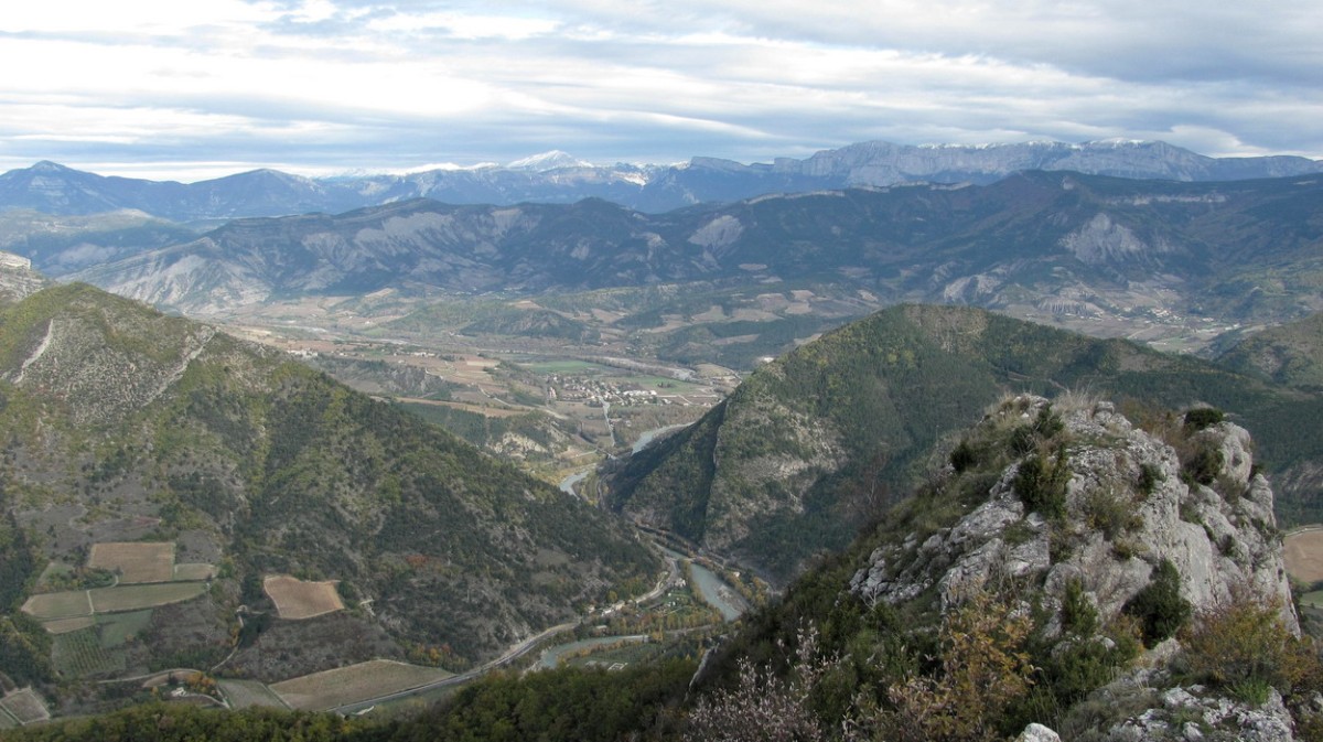 La vallée de la Drôme et le Vercors vus du sommet.