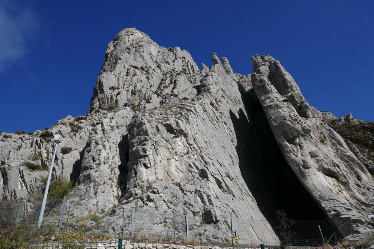 Impressionnant ! Le rocher de La Baume, départ du sentier.