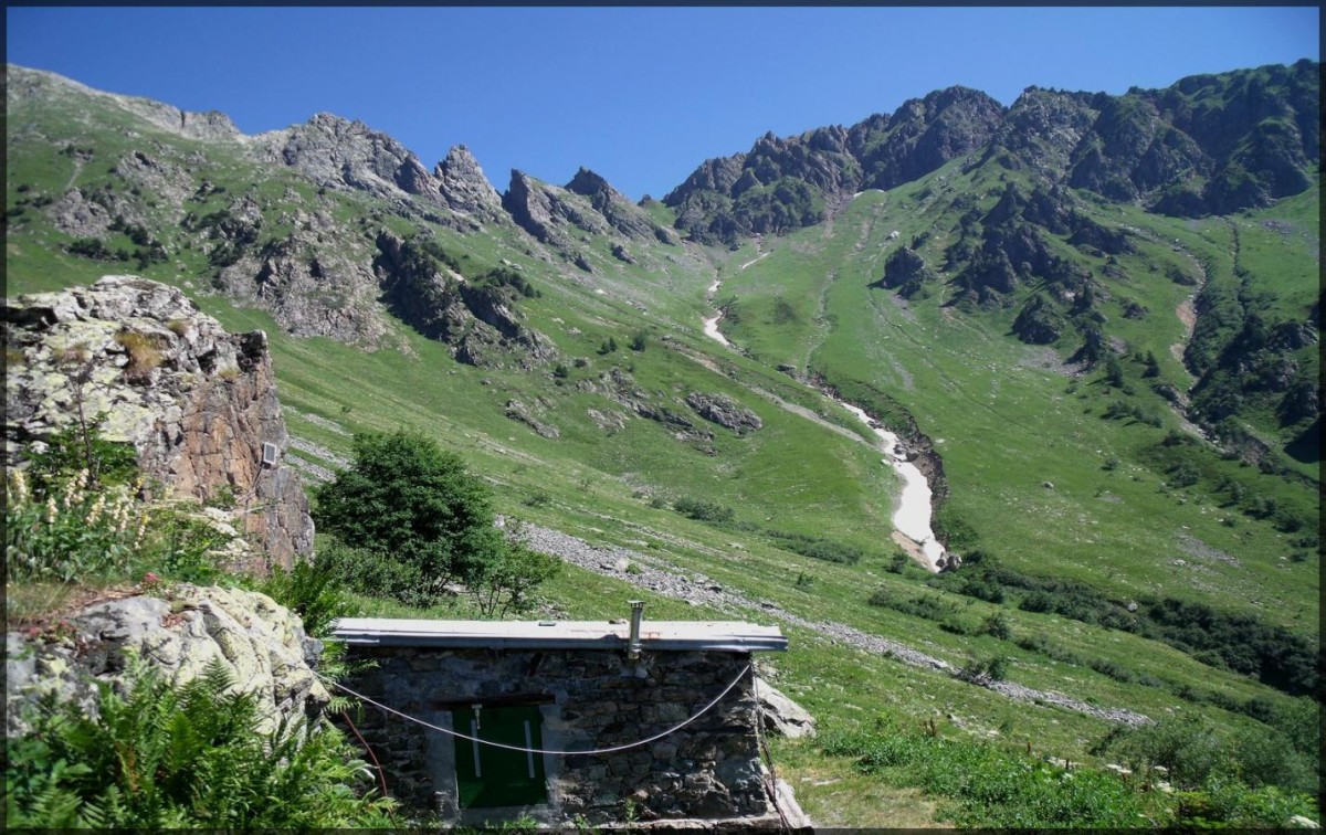 Cabane de Vaudaine sous le Col de la Passure.