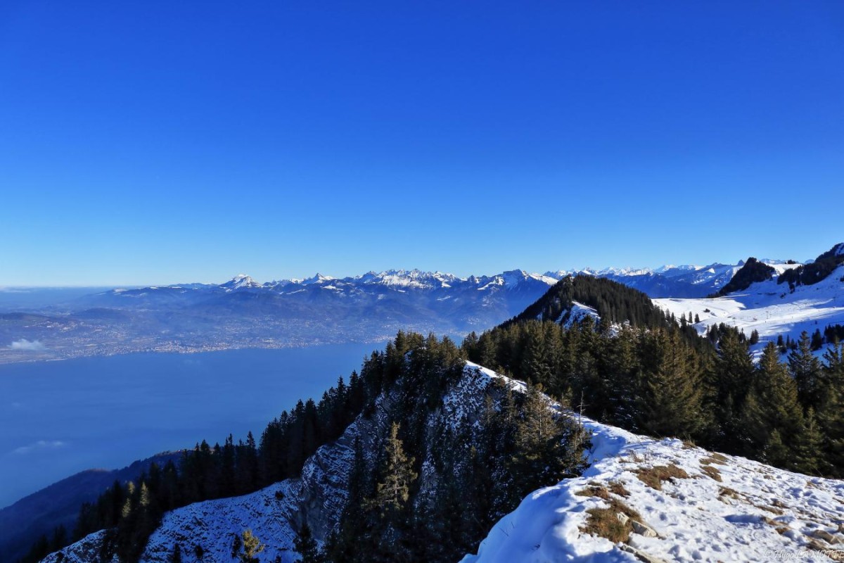 Les Alpes suisses nous font de l'oeil depuis les Mémises