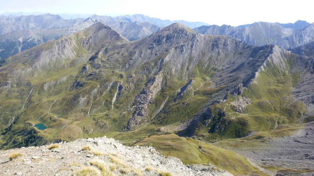 Vue depuis le sommet du Grand Queyras, du Pic Ségure (à gauche), du Sparveyre (au centre) et de la Crête des Cournailles (à droite)
