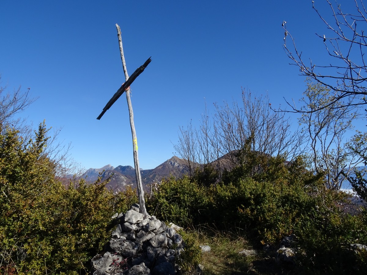 La croix rustique du sommet de Montgelas