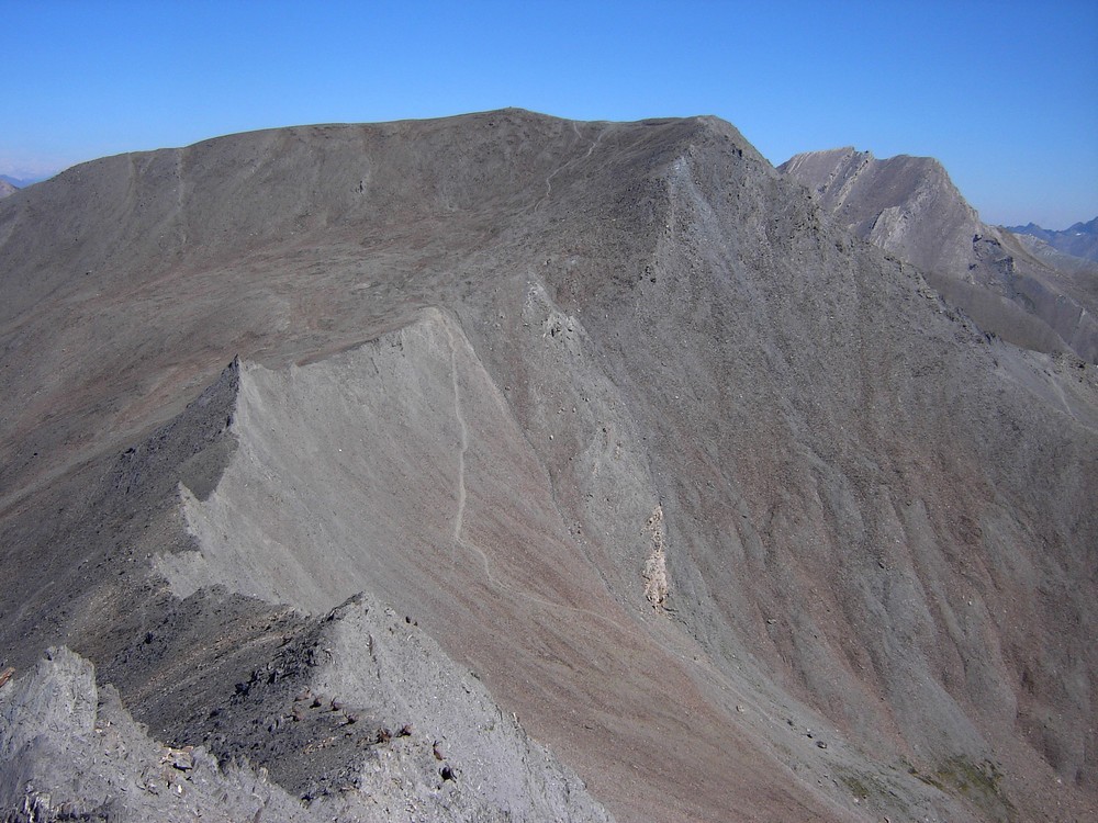Ambiance désertique au sommet de la Tête de Gandin : la Tête de Malacoste et à droite, le Mont de Salsa.