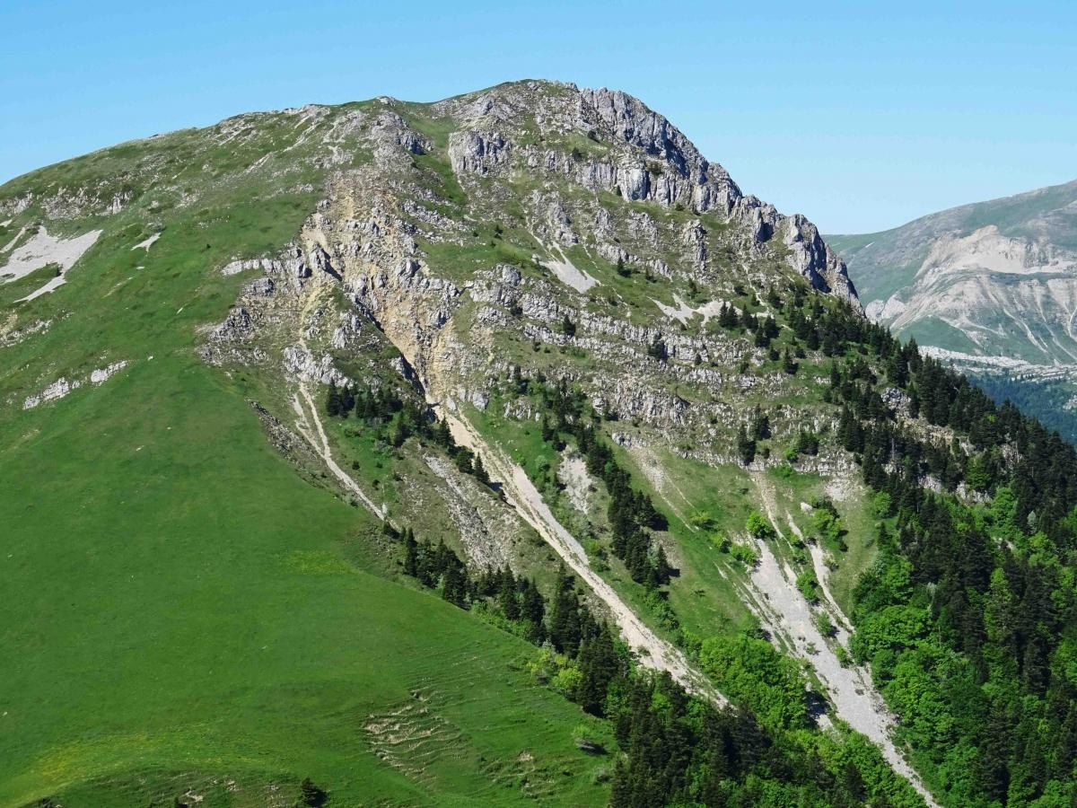 Du sommet de l'Aup, le versant nord-est du Rognon semble abordable, en louvoyant à travers les bandes rocheuses