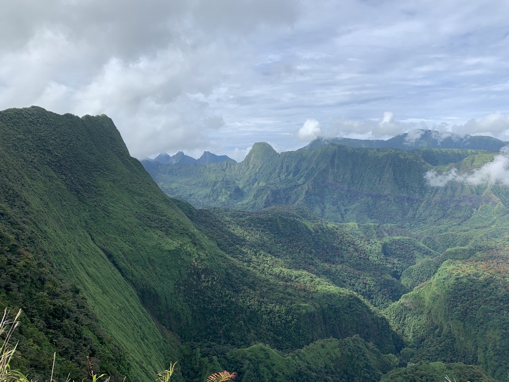 Le Mont Marau (crête de gauche) et le Mont Tahiti.